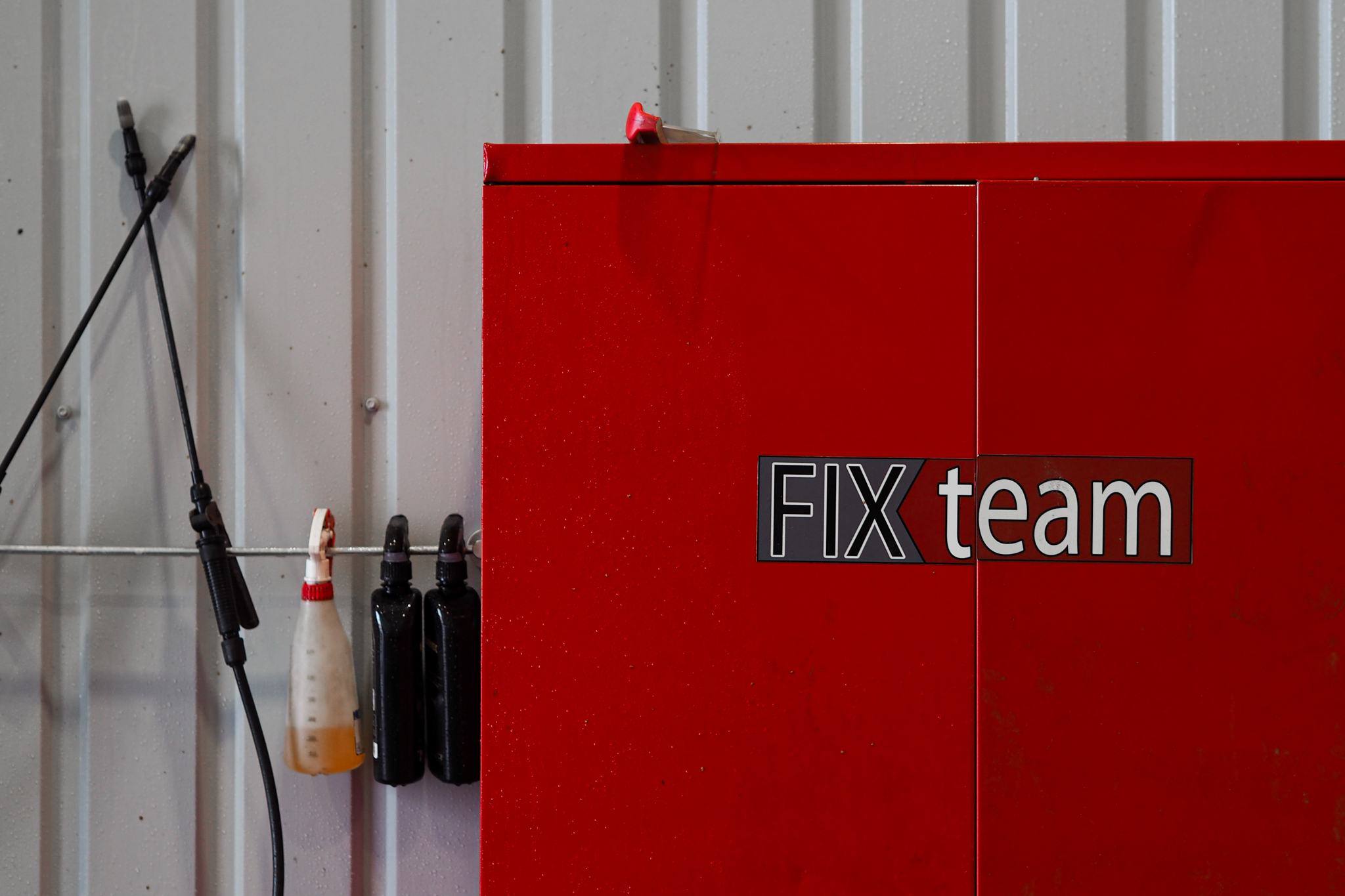 FixTeamin logo korjaamon seinällä.